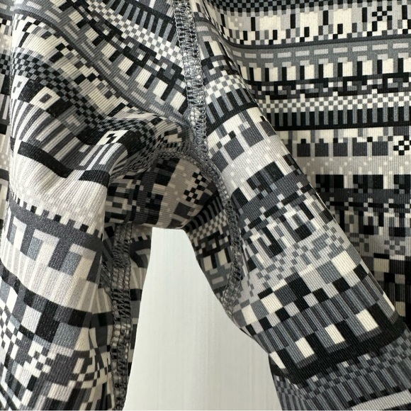 Nike Pro Dri-Fit Women’s Black & Gray Geometric Half Zip Pullover Top, Size S - Picture 5 of 9